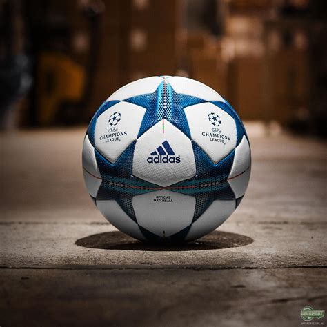 een adidas bal met blauwe en zwarte strepen voetbal|De beste voetbal ballen voor jou .